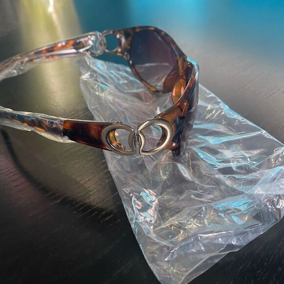 New! Foster Grant Sunglasses, Lightweight Tortoise Frame, Brown Lenses - Picture 3 of 4